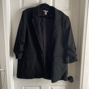 Black blazer with ruched 3/4 lunch sleeves.